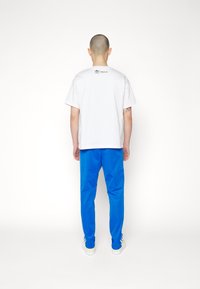 adidas Originals CLASSIC TP - Pantaloni de trening - bluebird/white