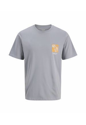 Világosszürke rövid ujjú póló kerek nyakkivágással, bal mellrészen kis narancssárga négyzettel, amely fehér virágmintát és "Jack & Jones" feliratot tartalmaz.