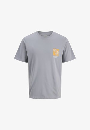 Tricou gri deschis cu mâneci scurte, guler rotund și un pătrat mic portocaliu pe pieptul stâng, cu design floral alb și textul "Jack & Jones".