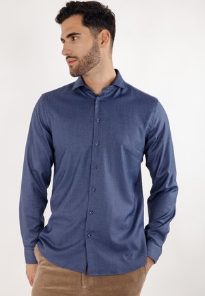 Blå langermet skjorte med knapper i et teksturert stoff, med spiss krage, rett snitt og matchende blå knapper.