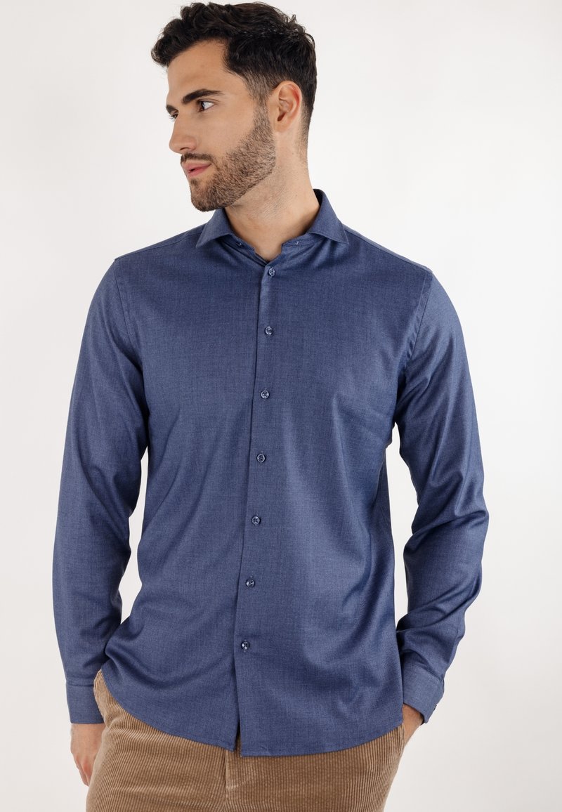 Blå langermet skjorte med knapper i et teksturert stoff, med spiss krage, rett snitt og matchende blå knapper.