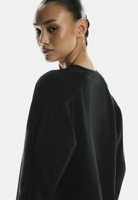 On STUDIO CREW 2.0 - Long sleeved top - black