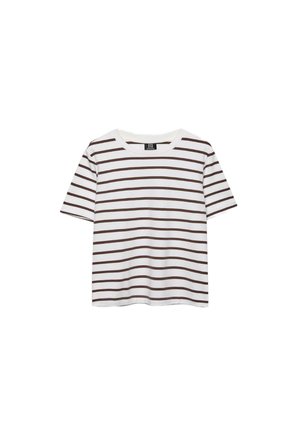 Chemise blanche à manches courtes avec des rayures horizontales brun foncé régulièrement espacées et un col rond, posée à plat sur un fond blanc.