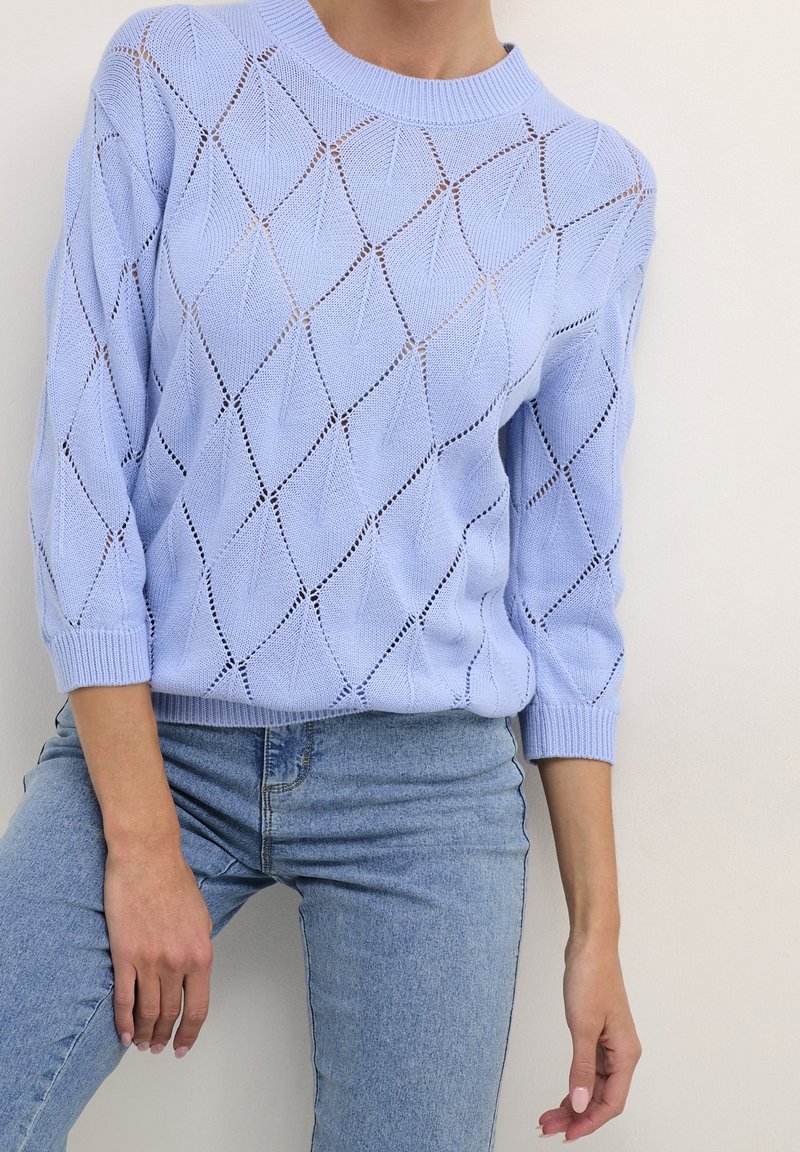 Jasnoniebieski sweter dzianinowy z diamentowym wzorem, okrągłym dekoltem i rękawami o długości trzech ćwierć. Materiał zawiera szczegóły z otwartym ściegiem.