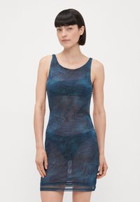 Vestido sin mangas de tela azul transparente con un patrón abstracto; forma ajustada y escote redondo; longitud a mitad del muslo con una textura suave.