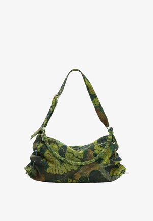 Grøn og brun skuldertaske med camouflagemønster, justerbar rem og flettet detalje på frontklappen.