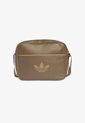 Καφέ τσάντα από συνθετικό δέρμα με ορθογώνι@α σχήμα, που διαθέτει μπροστινή τσέπη και τυπωμένο λογότυπο. Ρυθμιζόμενο λουράκι και διακριτικές λεπτομέρειες ραφής.