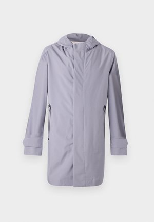 Lys lilla lang frakk laget av glatt stoff, med hette, to sidelommer med glidelås og oppbrettede mansjetter for et strømlinjeformet design.