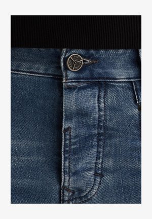 Blå denim jeans med en kontrastfarvet sort ribbet talje og sølvfarvet trykknap. Har et klassisk fem-lomme design med let slidte effekter.