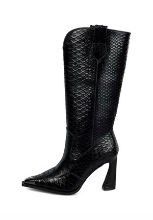 Bota negra hasta la rodilla con estampado de serpiente sintético, punta afilada y tacón de aguja negro brillante. Presenta detalles de costura mínimos.
