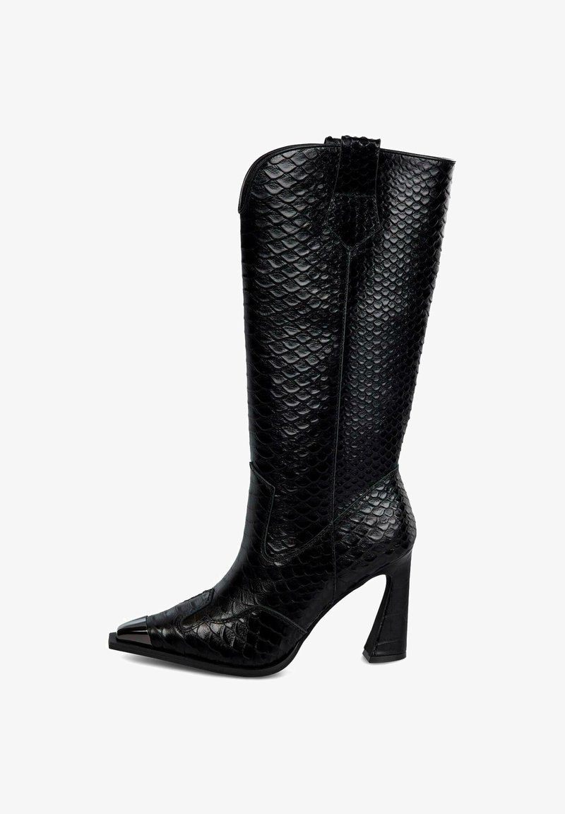 Bota negra hasta la rodilla con estampado de serpiente sintético, punta afilada y tacón de aguja negro brillante. Presenta detalles de costura mínimos.