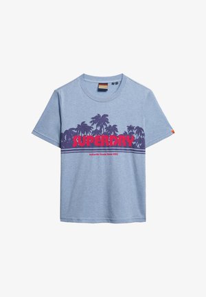 Jasnoniebieska bawełniana koszulka z krótkim rękawem, z dużą fioletową i czerwoną grafiką palm oraz napisem "SUPERDRY" na klatce piersiowej.