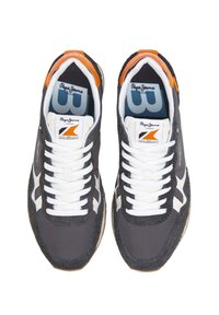 Zapatillas ligeras con una parte superior de tela gris, cordones blancos y detalles en naranja. Cuentan con una suela texturizada y detalles del logo en la lengüeta.