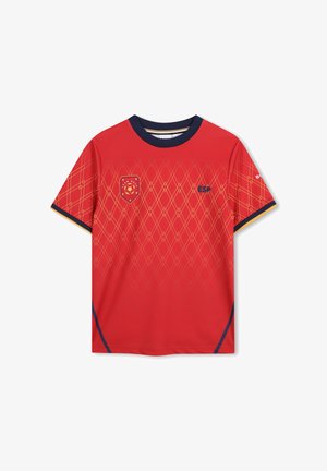 T-shirt de sport rouge avec un motif géométrique diagonal en or, manches courtes, col bleu marine et logo ESP sur le devant.