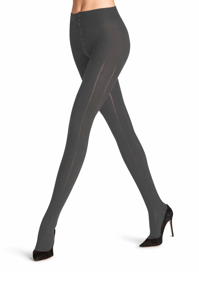Grau undurchsichtige Strumpfhosen mit einem strukturierten Design und vertikalen Streifen. Sie haben eine hohe Taille und sind mit schwarzen High Heels kombiniert.