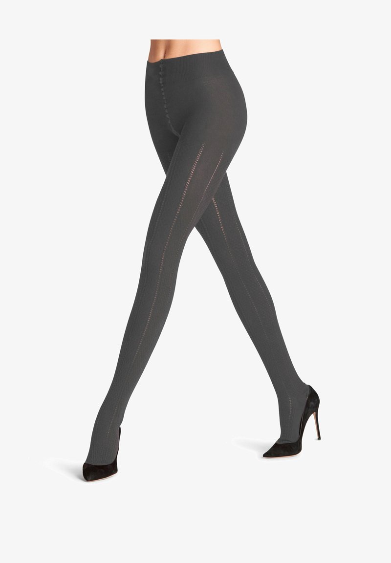 Grau undurchsichtige Strumpfhosen mit einem strukturierten Design und vertikalen Streifen. Sie haben eine hohe Taille und sind mit schwarzen High Heels kombiniert.