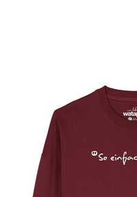 Bordeaux lange mouw t-shirt gemaakt van katoen, met een ronde halslijn en witte tekst "So einfach" op de voorkant.