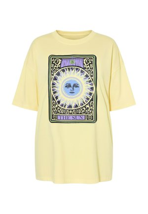 Maglietta gialla oversize con un design di carta dei tarocchi con un sole blu con un volto e il testo "THE SUN" con dettagli viola e neri.