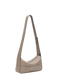 Borsa a spalla in pelle beige con silhouette curvata, dotata di una chiusura zip superiore e tasca frontale, e una lunga tracolla regolabile. Dettaglio di bordatura nera.