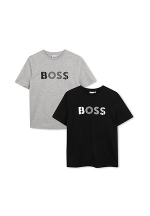 Twee T-shirts met korte mouwen en een ronde hals, één grijs en één zwart, elk met het woord "BOSS" in vette, patroonletters over de borst.