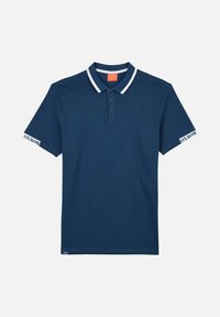 Polo bleu marine avec un col et des accents de manches blancs. Comprend trois boutons au niveau du cou et le texte "OXBOW" sur la manche gauche.