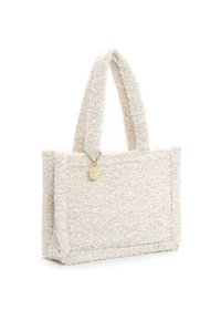 Borsa tote in crema testurizzata con due manici, dotata di un ciondolo in oro. Materiale morbido e forma rettangolare con dettagli di cucitura in vista.