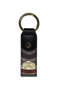 Nøglering med sort tekstureret læder og en gylden ring, der viser et multicolorer design med trykt tekst og mønstre.