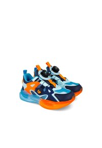 Zapatillas atléticas en azul y marino con acentos naranjas, fabricadas con materiales de malla y sintéticos, sistema de cordones redondo y una suela transparente.