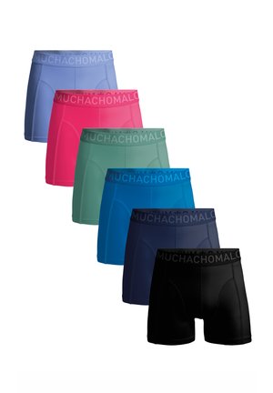 Šesť párov boxeriek v modrej, ružovej, zelenej, jasne modrej, námorníckej a čiernej farbe, každé s pásom s logom "MUCHACHOMALO".