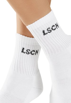 Weiße gerippte Socken mit schwarzem "LSCN"-Logo an den Bündchen, gefertigt aus einem glatten Material und im klassischen Knöchellängen-Design.