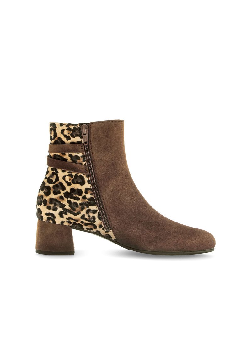 Braune Wildleder-Ankle-Boots mit einem Leopardenmuster-Stoffeinsatz, seitlichem Reißverschluss und Blockabsatz. Geschmeidige Textur und modernes Design.