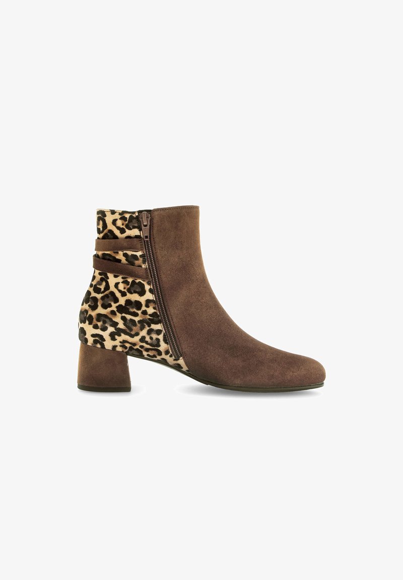 Braune Wildleder-Ankle-Boots mit einem Leopardenmuster-Stoffeinsatz, seitlichem Reißverschluss und Blockabsatz. Geschmeidige Textur und modernes Design.