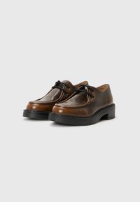 Chaussures en cuir marron avec une finition lisse, bout arrondi et design à lacets. Elles présentent une semelle en caoutchouc noir et un subtil détail de couture.