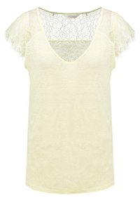 Světle žluté tričko s výstřihem do V, krátkými krajkovými rukávy a měkkou, texturovanou tkaninou. Krajkové detaily mají květinové vzory.
