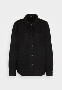 Zwarte button-up overhemdjas gemaakt van een gestructureerde stof, met twee voorkruiszakken en een kraag. De knopen zijn zwart en glanzend.