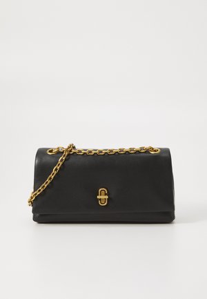 Pochette en cuir noir avec une chaîne dorée et une fermeture à glissière dorée, présentée sur un fond clair et uni.