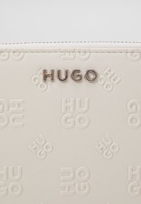 HUGO CHRIS ZIP AROUND - Punge - open white