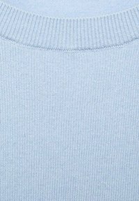 Pulover tricotat de un albastru deschis, cu un guler rotund cu nervuri. Prezintă o textură uniformă și o variație subtilă a culorii în întreaga țesătură.