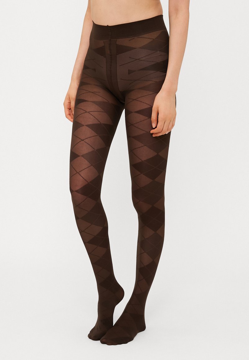 Collant marroni con motivo a rombi, realizzati in un materiale trasparente con una consistenza liscia e una fascia alta per un aspetto aderente.