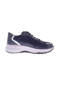 Marineblauer Sneaker mit weißen Akzenten und dicker weißer Sohle, ausgestattet mit schwarzen Schnürsenkeln und glatten, geschwungenen Designelementen.
