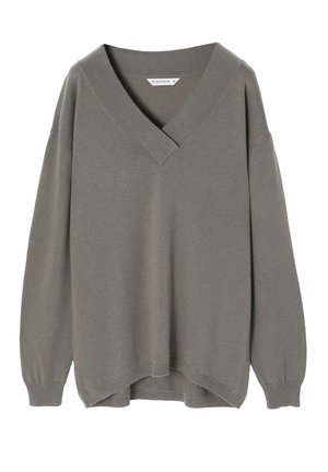 Sweter w kolorze taupe z długim rękawem, głębokim dekoltem w kształcie litery V, ściągaczami przy rękawach i u dołu oraz lekko zaokrąglonym brzegiem dolnym.