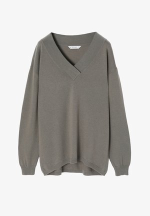 Sweter w kolorze taupe z długim rękawem, głębokim dekoltem w kształcie litery V, ściągaczami przy rękawach i u dołu oraz lekko zaokrąglonym brzegiem dolnym.