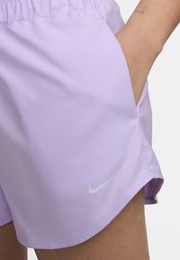 Nike Performance ONE - Pantalón corto de deporte - lilac bloom