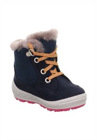 Blaue Wildlederknöchelstiefel mit einem Kragen aus Kunstfell und mehrfarbigen Schnürsenkeln. Weiße und rosa Gummisohle mit strukturierten Details.