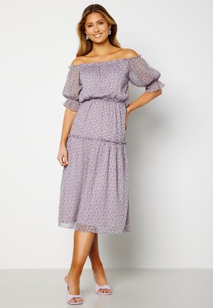 PRINTED OFF SHOULDER DRESS - Freizeitkleid - lilac