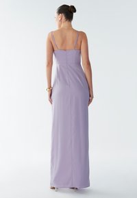 Lilaki maxi kleit peente rihmadega, istuva ülakeha ja voolava seelikuga. Pehme kangas, siledat tekstuuri, tagaküljel lukuga.
