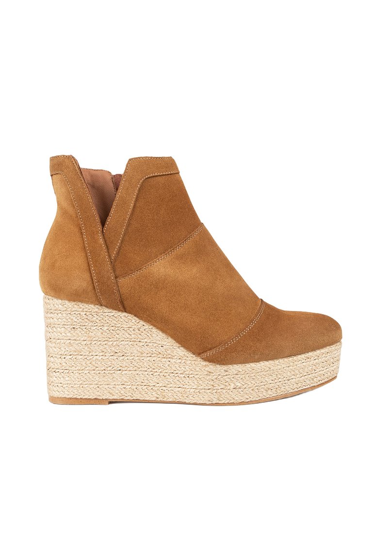 Bottines en cuir suédé marron avec des panneaux élastiques latéraux et une plateforme en jute. Texture lisse et design à bout arrondi.