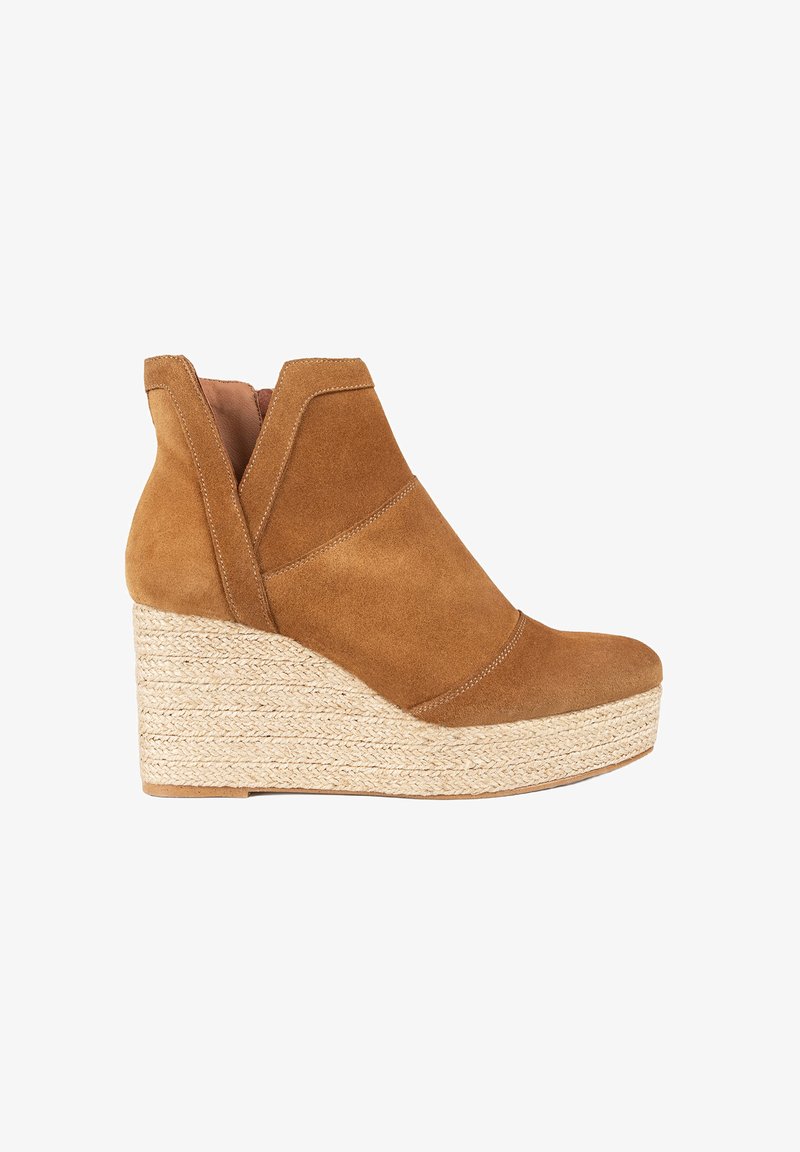 Bottines en cuir suédé marron avec des panneaux élastiques latéraux et une plateforme en jute. Texture lisse et design à bout arrondi.