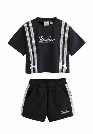 Sort sæt med kortærmet croptop og shorts med hvide blonderstriber samt teksten "Baker by Ted Baker" foran på begge dele.