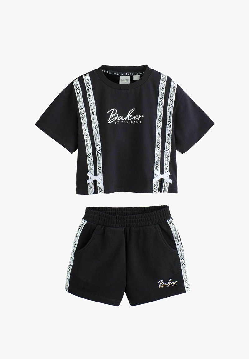 Set format din top crop cu mâneci scurte negre și pantaloni scurți, cu dungi albe din dantelă și textul „Baker by Ted Baker” pe partea frontală a ambelor piese.